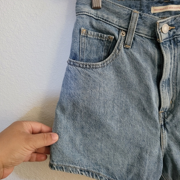 Levi's High Waisted Mom Shorts Size 25 - Picture 4 of 7